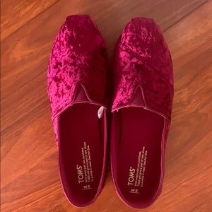 Sz 9 TOMS Classic shoe in red crushed velvet NEW